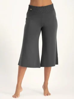 URBANG01 Urban Goddess Flow Capri Yoga Pants - Ash